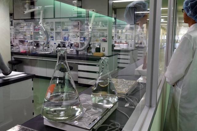 薬の原料や製造した医薬品を検査する試験室。多くの検査機器が並ぶ＝沢井製薬三田工場
