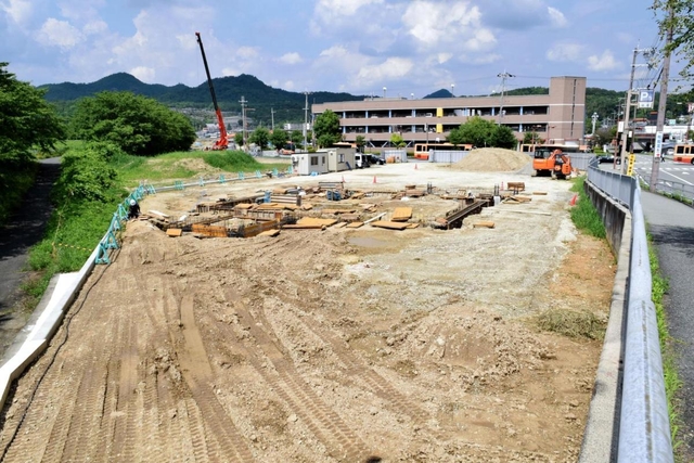 建設工事が進むスターバックスコーヒーの市内初店舗。左側に武庫川の堤防、奥には新三田駅がある＝三田市福島