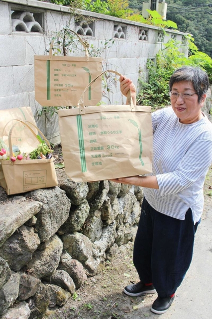 米袋でエコバッグを作った仲幸子さん＝三田市上青野
