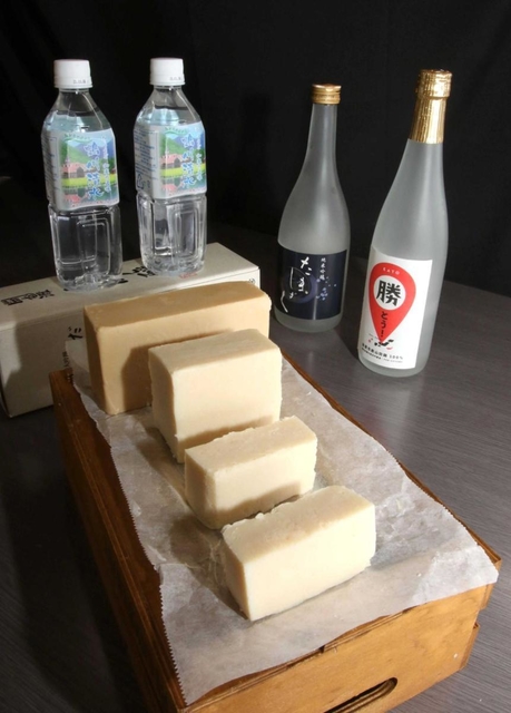 山田錦で醸した日本酒（後方右）と鴨川清水（同左）で作ったせっけん＝加東市河高