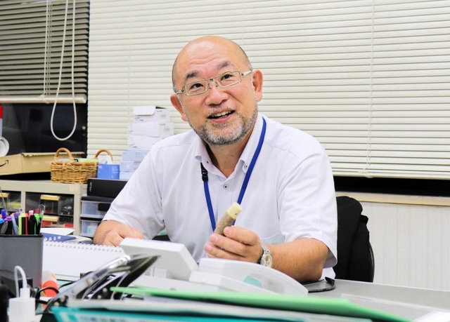 ４年間の勤務を終えて退任した三井物産の大門力男さん＝養父市役所
