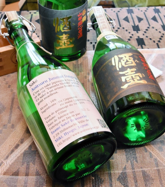 フランス語のラベルが貼られた「葵鶴酒壺」＝稲見酒造