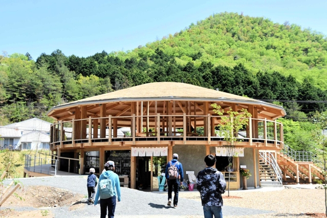 オープンした「湯あみ里山公園ぷかぷかコミューン」＝丹波篠山市遠方