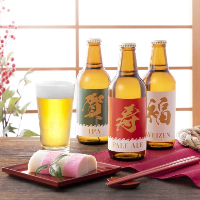 ラベルに迎春らしい漢字をあしらった姫路鳩屋麦酒の商品（ハトヤ提供）