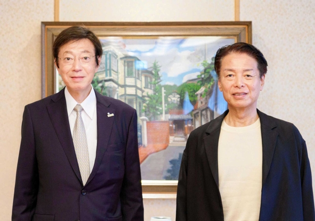 連携協定を結んだワーナーミュージック・ジャパンの小林和之社長（右）と神戸市の久元喜造市長（神戸市提供）