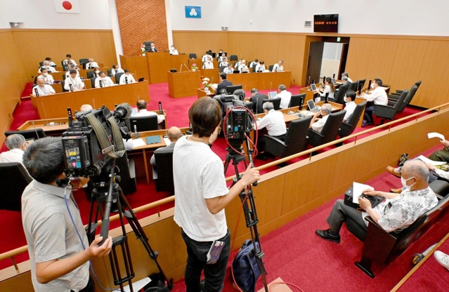 報道陣や市民が傍聴席に詰めかけた洲本市議会の一般質問＝洲本市役所