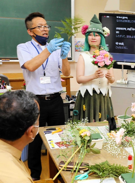 フラワーアレンジメントの授業に登場したねるさん扮する姫野聖花＝あかつき中学校