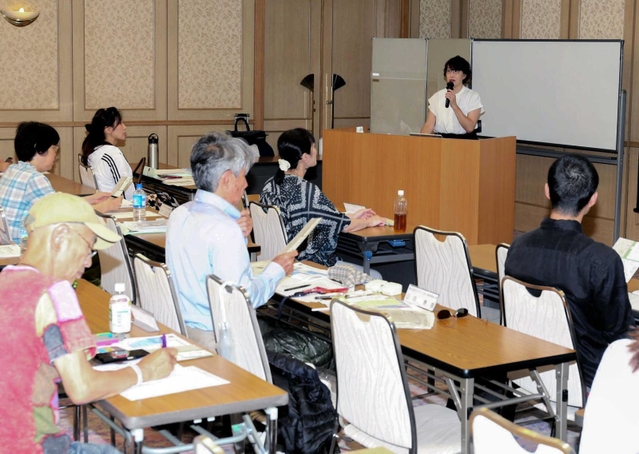 テイクアウトの弁当屋を立ち上げた酒井好美さん（奥）から経験談を聞く参加者ら＝姫路商工会議所