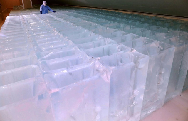 氷柱がずらりと並ぶ製氷工場＝兵庫県太子町糸井