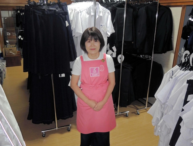 さくらや加古川店を運営する喜多サユリさん。自宅で営業してきたが、昨年１１月に郊外の住宅地の一軒家に移転した＝加古川市西神吉町宮前