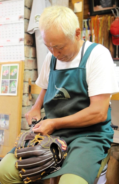 グラブを手入れする山本康人さん＝加古川市加古川町寺家町、Ｓｔｕｄｉｏ　ｏｎｅ