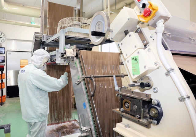 今夏から操業を始めた乾麺のそば専用工場＝高尾製粉製麺