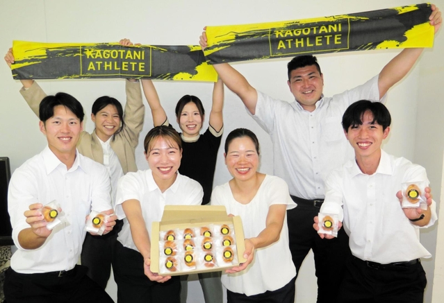 「籠谷」のアスリート向けカステラ「＋ＣＡＳＴＥＬＬＡ」をＰＲする陸上競技部の選手たち＝高砂市荒井町御旅２