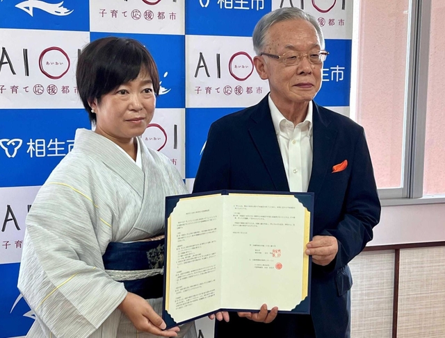 協定書を交わすキャメルの太田百合子会長（左）と谷口芳紀市長＝相生市役所