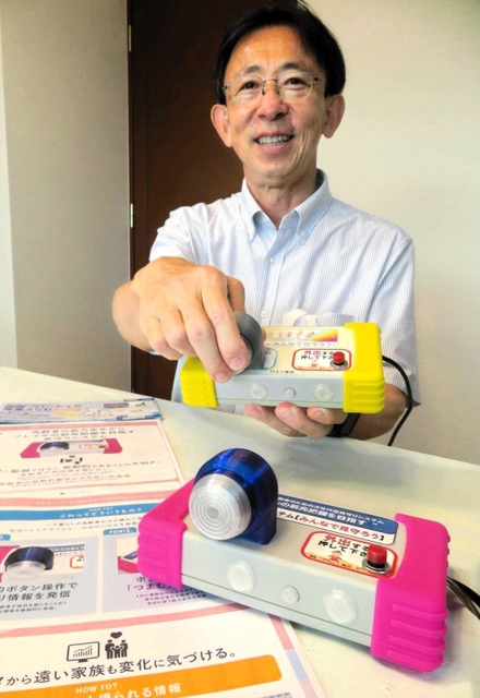 見守りシステムの新端末をＰＲする池上秀治さん。「高齢者が、能動的に取り組めることが大事」と話す＝神戸市東灘区