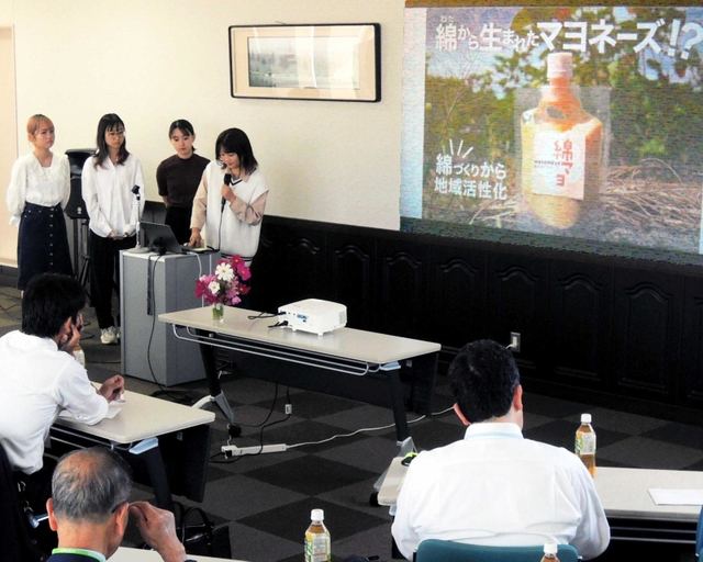 プロジェクト報告会でクラウドファンディングによる「綿マヨ」販売について紹介する学生たち＝加古川市神野町