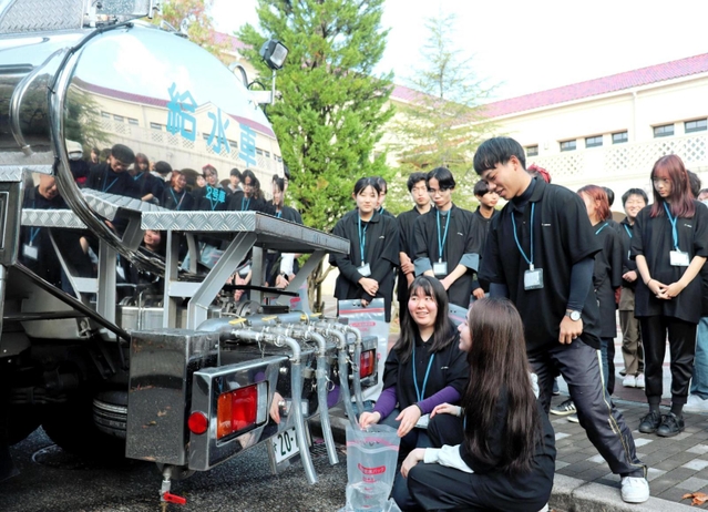 給水車で水を調達する学生ら＝関西学院大学神戸三田キャンパス