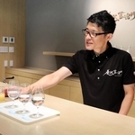 蒸留されたウイスキーについて説明する勝本隆昭工場長＝養父市大屋町中間