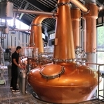 稼働する蒸留釜＝養父市大屋町中間