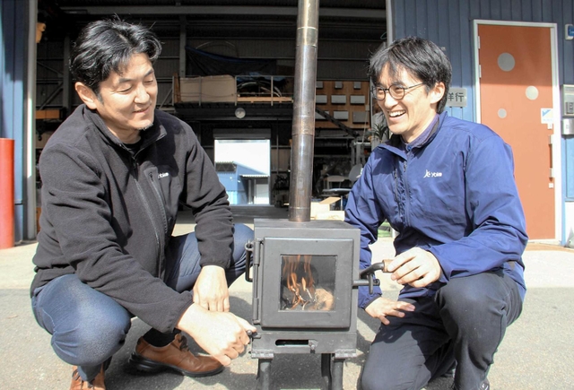 屋外用の暖炉の製造の中心を担った洋行の上阪智久さん（右）と長濵昭吾社長＝姫路市兼田
