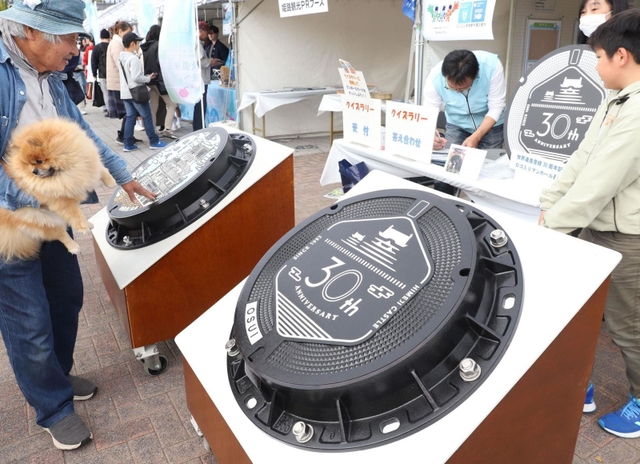 １１月に姫路お城まつりで披露された世界遺産登録３０周年記念のマンホールふた＝姫路市本町（撮影・辰巳直之）