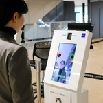 顔の画像データの登録や認証をする専用端末。５秒ほどで登録ができるという＝京都競馬場（グローリー提供）