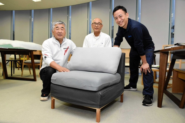 各社の技術を詰めたソファを開発した（左から）小林浩さん、戸田省吾さん、谷笹主馬さん＝宍粟市山崎町庄能