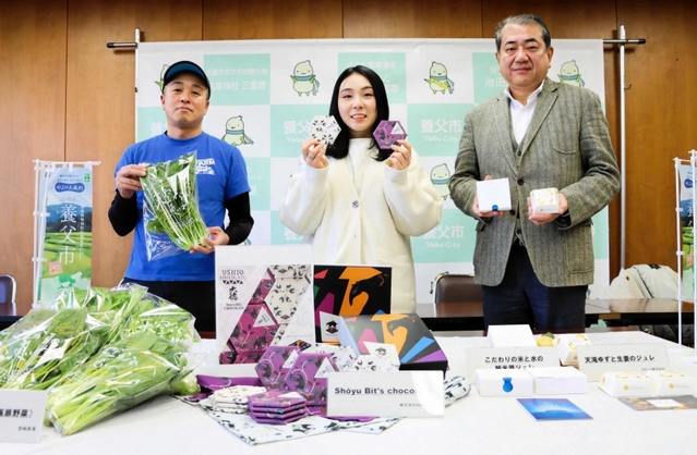 新たに養父市の地域ブランド推奨品として認定された商品と生産者ら＝養父市八鹿町八鹿
