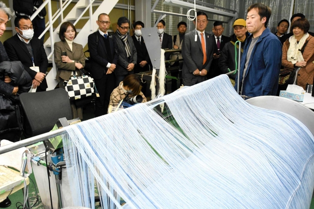播州織の工場を見学する参加者ら＝加西市殿原町