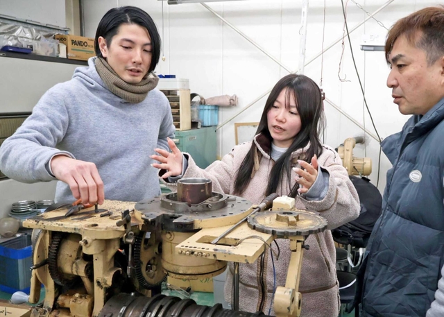 もちはだの製造工場で社員と意見を交わす鷲尾岳社長（左）＝加古川市志方町高畑