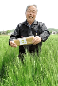 デュラム小麦「セトデュール」と試験販売中の「八幡厄神パスタ」について語る芦原さん＝加古川市八幡町