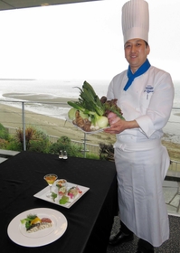 兵庫県内のこだわり農家が育てた野菜を使って料理を作る小島正義さん＝たつの市御津町黒崎