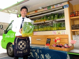 兵庫各地の野菜を都市住民に届ける「バスの八百屋」の移動販売車を運営する井上啓明さん＝ＪＲ姫路駅前