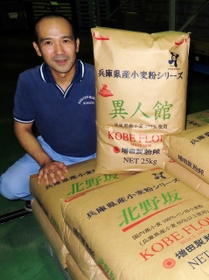 「兵庫の小麦と食材を使っていろんな食を楽しんでほしい」と話す黒岩亜希彦さん＝神戸市長田区、増田製粉所