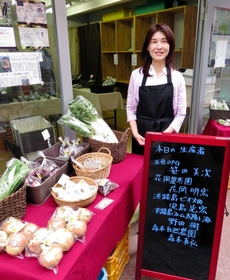 「『うちのまちの野菜』という感覚でみてほしい」と話す大和牧美さん＝洲本市本町、淡路島まちかどマルシェ