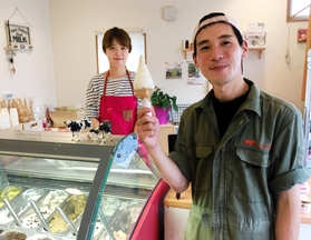 牧場とジェラート店を営む伊藤靖昌さん（右）と妻の美喜さん＝明石市藤江、ぐらなーと