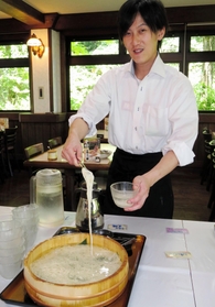 「カツラの千年水」で楽しむそうめんを提案する石原亮さん＝香美町村岡区和池、たじま高原植物園