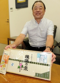 地元産小麦で作った緑帯の手延べそうめん「播州小麦」について語る長谷川邦男さん＝たつの市龍野町富永