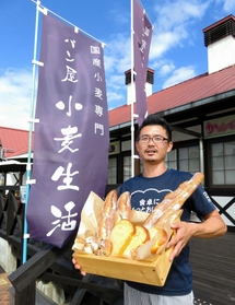 栽培した小麦と国産小麦のパンを手掛ける加古隆一さん＝神戸市西区神出町、兵庫楽農生活センター