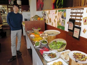「はっぱや神戸野菜ごはん」に併設したレストランに立つ加古憲元さん＝神戸市北区山田町小部