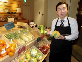 兵庫各地の野菜を説明する磯部貴順さん＝神戸市東灘区向洋町中２、シェラトンマルシェ