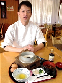 新鮮な有精卵と竹炭の釜炊きコシヒカリの卵かけごはんを提供する平田透さん＝宍粟市波賀町安賀、道の駅みなみ波賀レストラン楓の里