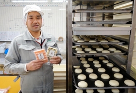 自家栽培米で作った餅を販売する前川勇人さん＝赤穂市高野