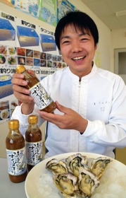 製品化までの苦労を振り返る張伸さん＝姫路市白浜町、県漁連水産加工センター