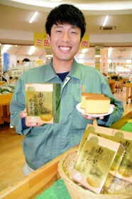 三田産の山の芋を使ったカステラを手にする畠一希さん＝三田市川除、パスカルさんだ一番館