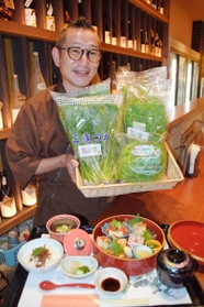 自社農園でできた野菜を手にする小谷信雄店長。料理にはこれらの野菜をはじめ姫路産の農産物をふんだんに使う＝姫路市十二所前町、播磨旬菜菊屋
