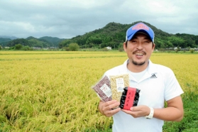 黒豆などの加工品を手にする石田英正さん＝篠山市和田