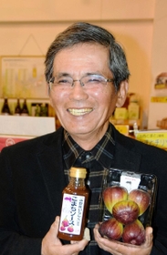 小野市産のイチジク「おのこまち」で作った「こまちソース」をＰＲする河嶋和美さん＝同市浄谷町、ＪＡ兵庫みらいサンパティオおの