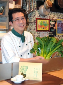 尼崎産の小松菜を手に「ほのかに香る青く爽やかな後味を楽しんでほしい」と話す田中さん＝尼崎市富松町２、ベルドゥーラ