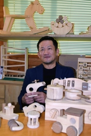 木製玩具「ＩＫＯＮＩＨ（アイコニー）」を開発した新宅隆史さん＝神戸市西区神出町田井、新宅善廣商店